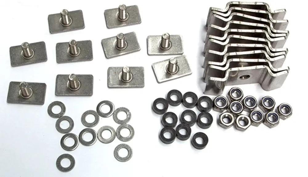 Daikin-Befestigungsteile, bestehend aus Metallplatten mit Stiften, Unterlegscheiben und Schrauben, angeordnet auf weißem Hintergrund.